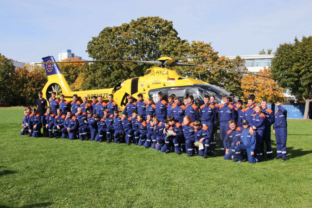 Gruppenfoto vor Rettungshubschrauber