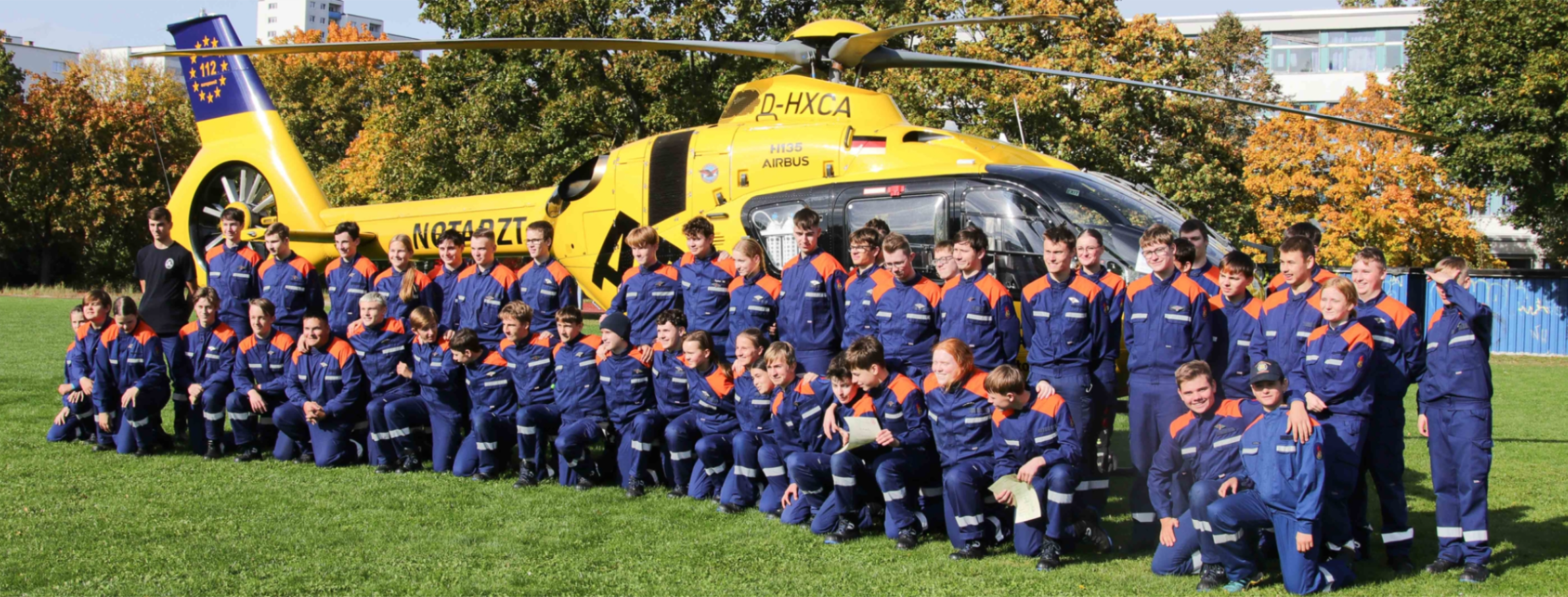 Gruppenfoto vor Rettungshubschrauber