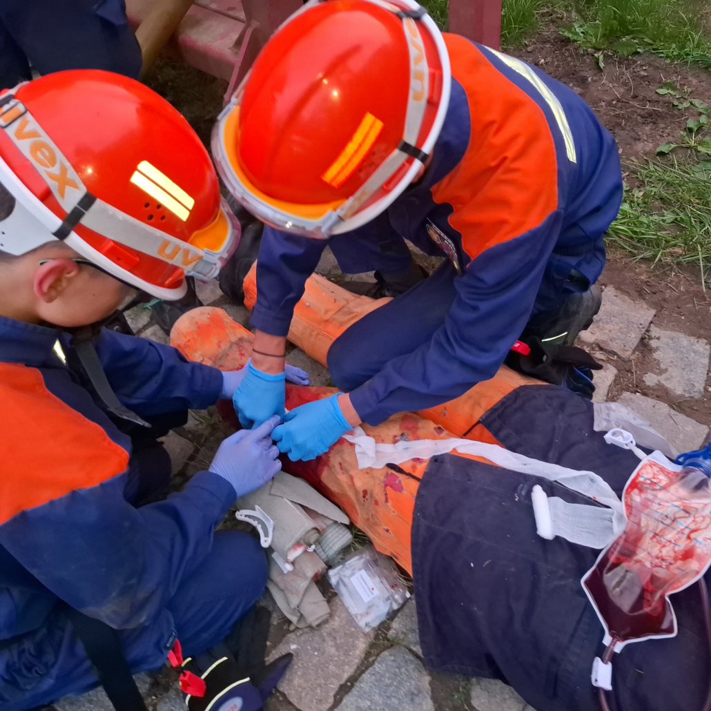 Stillen einer stark blutenden Wunde mit Gaze und Israelbandage Stillen einer stark blutenden Wunde mit Gaze und Israelbandage