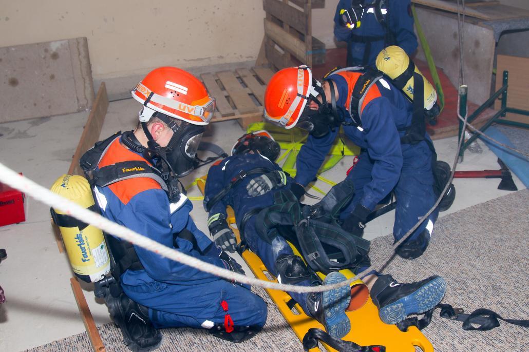 Atemschutznottfall-Training mit Übungsmasken ohne Totraum und Übungs PA Atemschutznottfall-Training mit Übungsmasken ohne Totraum und Übungs PA