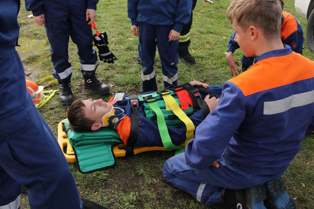 Verletzte Person auf einem Spineboard Verletzte Person auf einem Spineboard