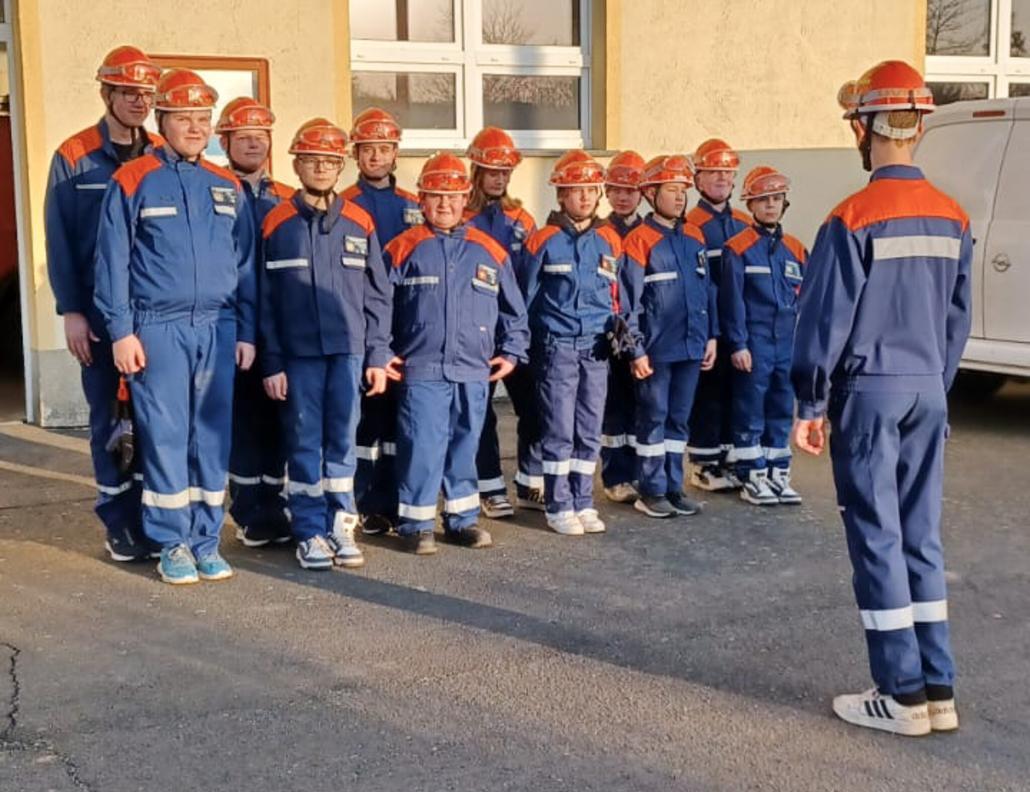 Jugendfeuerwehr Liebersee Uniform in Antreteordnung Jugendfeuerwehr Liebersee Uniform in Antreteordnung